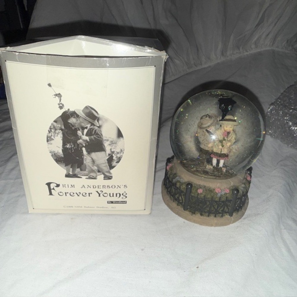 Kim Anderson Forever‎ Young Westland Giftware Snow Globe Music Box